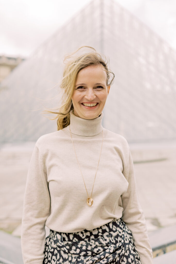 Sarah in Paris vor dem Louvre