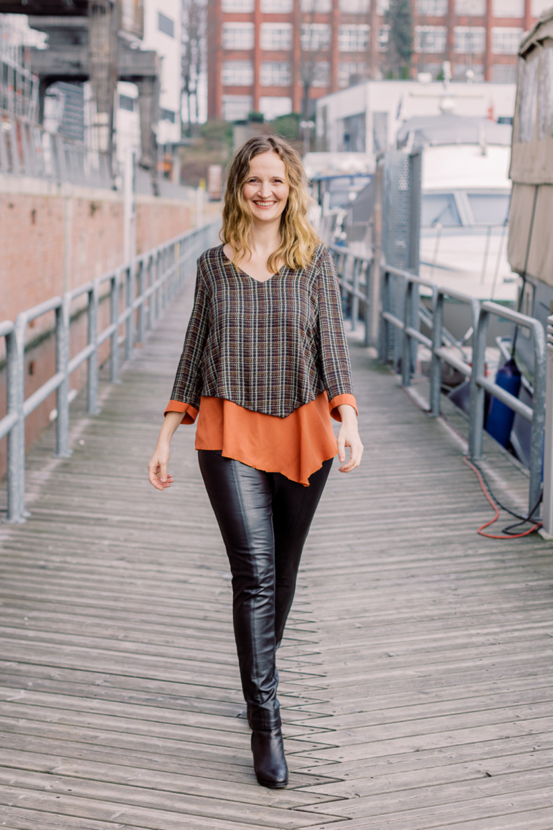 Stilisch und Individuell – die Bluse „Isolde“! Eine Bluse, die nicht nur Stil verkörpert, sondern auch Komfort und Individualität bietet. Ob ganz klassisch einfarbig oder ein wilder Mix aus Stoffen und Farben - mit "Isolde" kannst du deiner kreativen Ader freien Lauf lassen! Auf fast 40 Seiten erkläre ich dir anhand zahlreicher Bilder wie du deine Bluse nähen kannst. Und wem das nicht ausreicht, der kann sich noch ganz entspannt die passende Youbtube-Video-Anleitung anschauen. Mein Ziel ist es, dass du auf jeden Fall zum Schluss stolz deine eigene genähte Bluse tragen kannst!